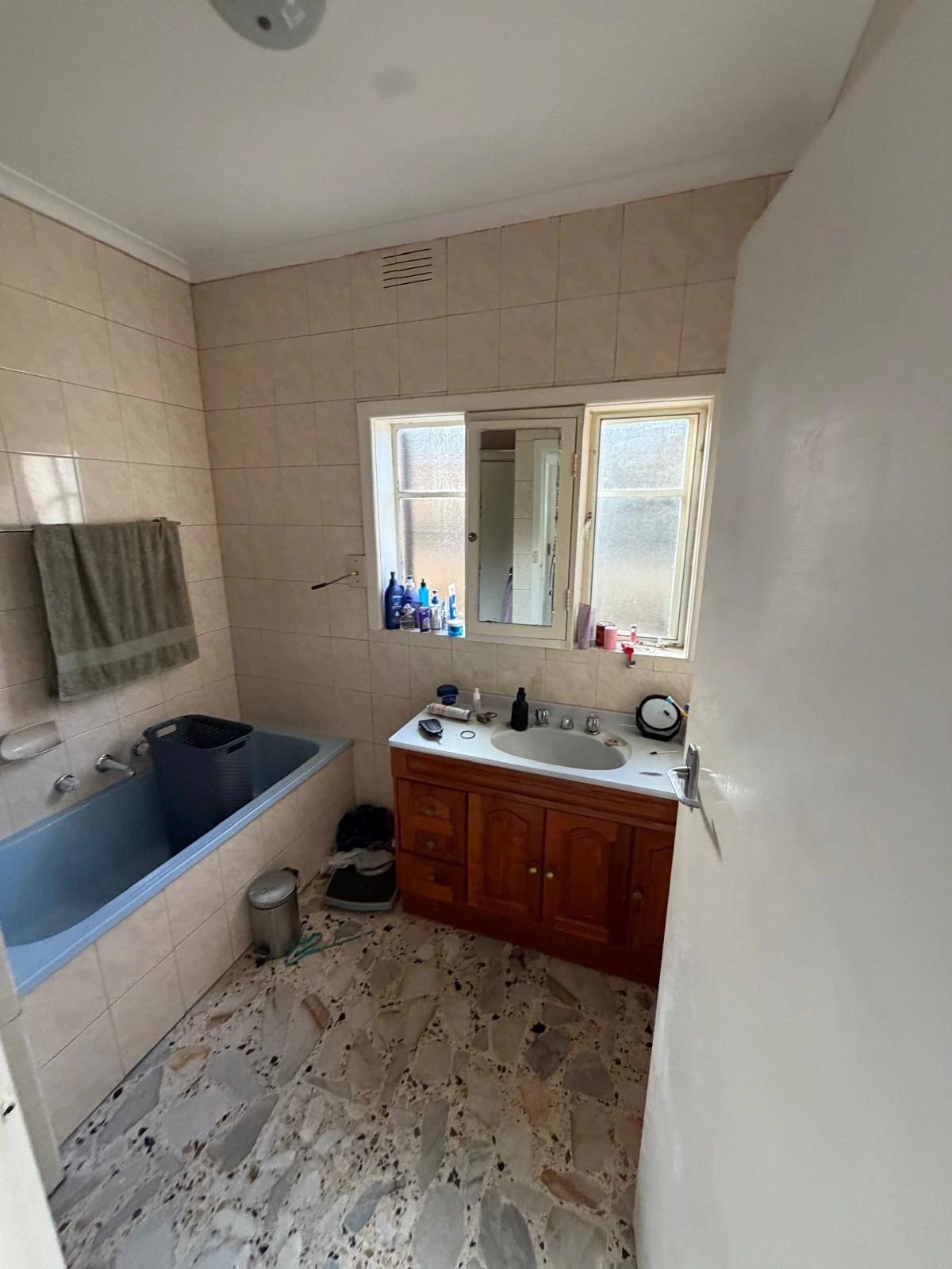 Original bathroom before the complete Fawkner bathroom renovation